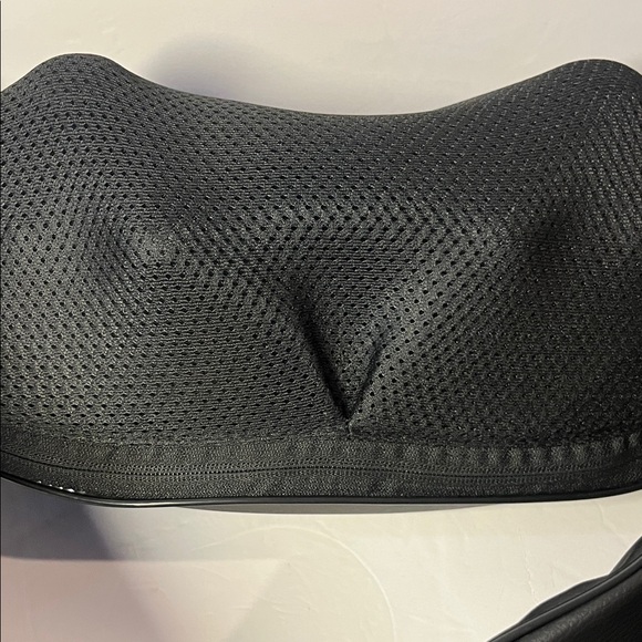 Black Shiatsu 3D Rotating Massager w/heat for neck and shoulders - Picture 4 of 10